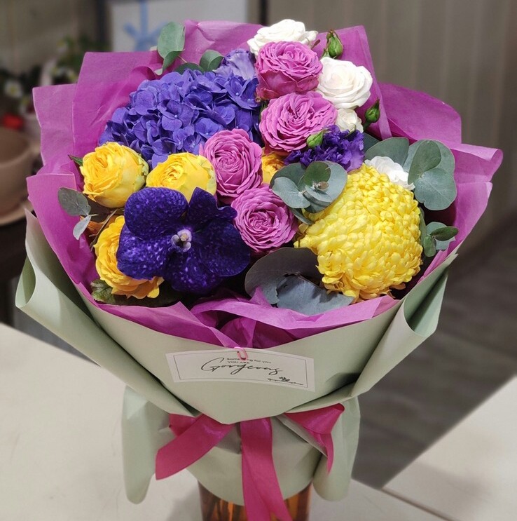 Яркий букет с гортензией, садовыми розами, хризантемой и бутонами орхидеи  Ванды — Каталог цветов: Прекрасная-садовница.БЕЛ